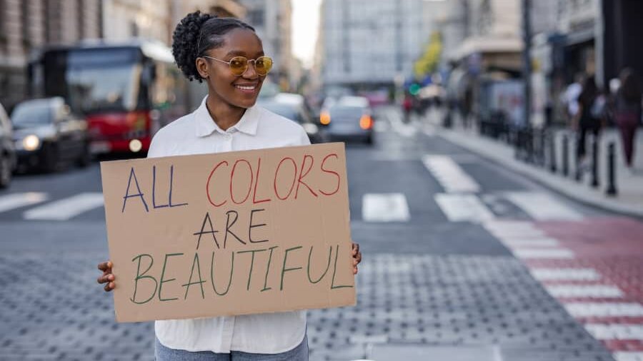 Una mujer muestra un mensaje contra el racismo. La igualdad es uno de los derechos defendidos y recogidos en la Declaración Universal de los...