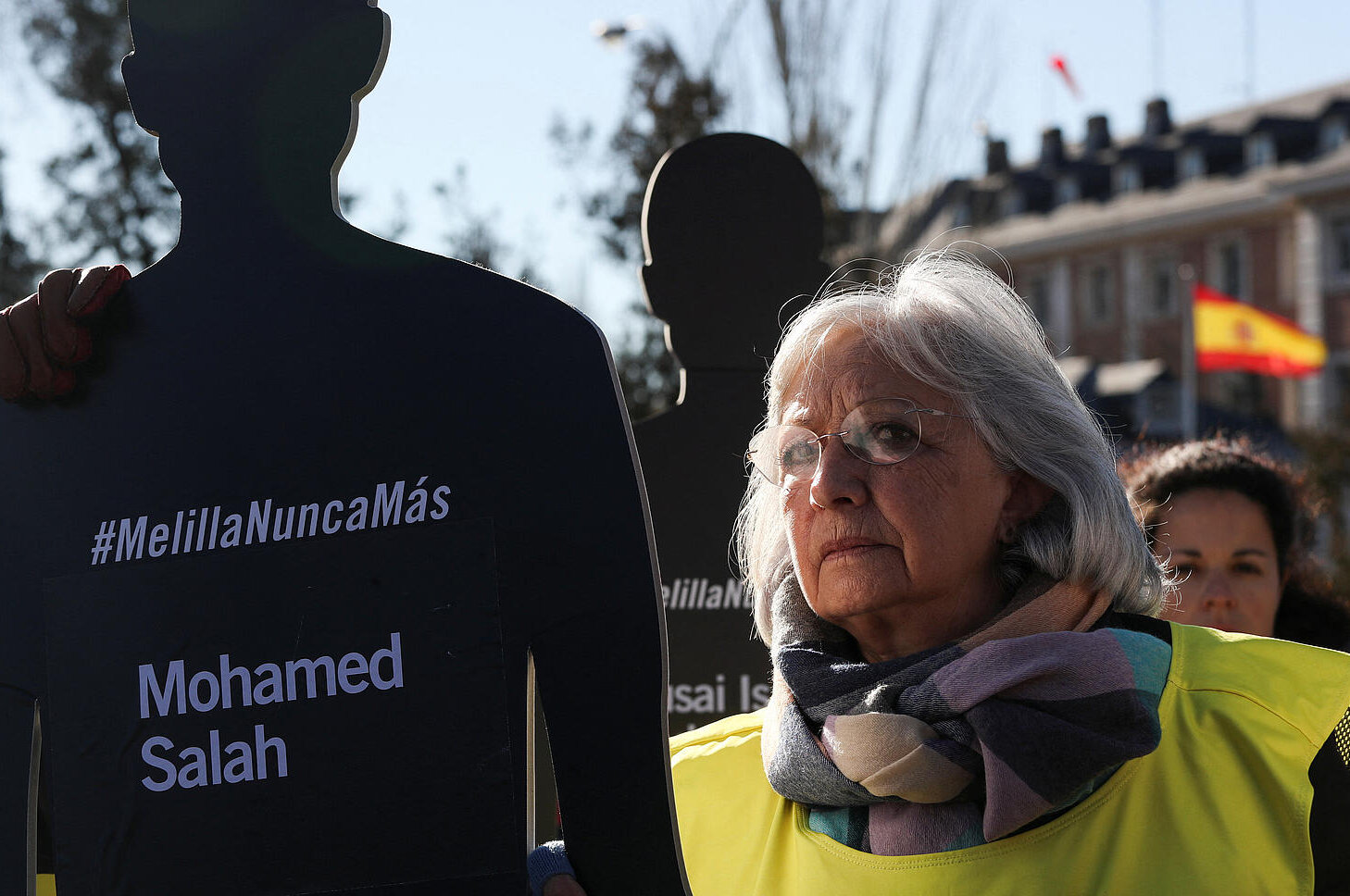 Protesta frente al Palacio de la Moncloa en recuerdo de las personas muertas y desaparecidas en la masacre de Melilla.