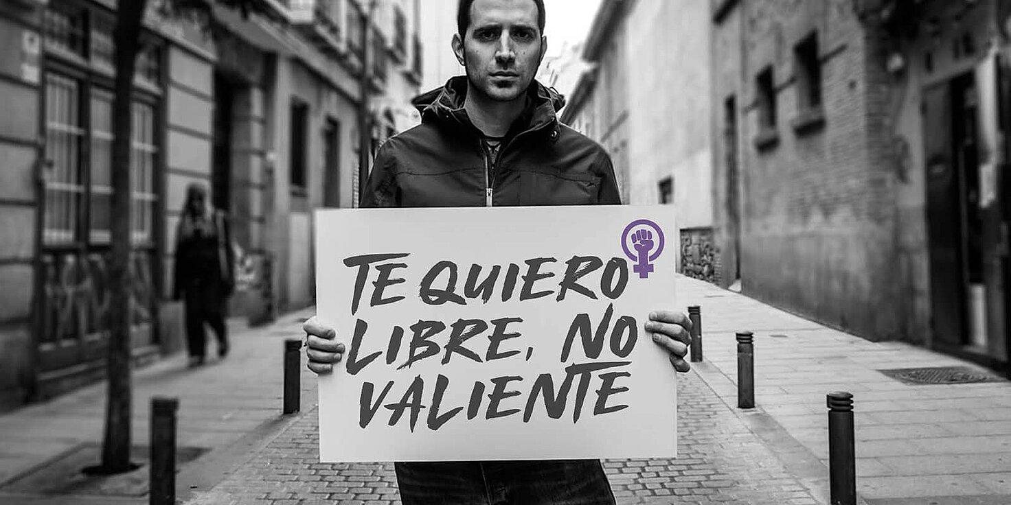 Hombre con un cartel que dice: Te quiero libre, no valiente