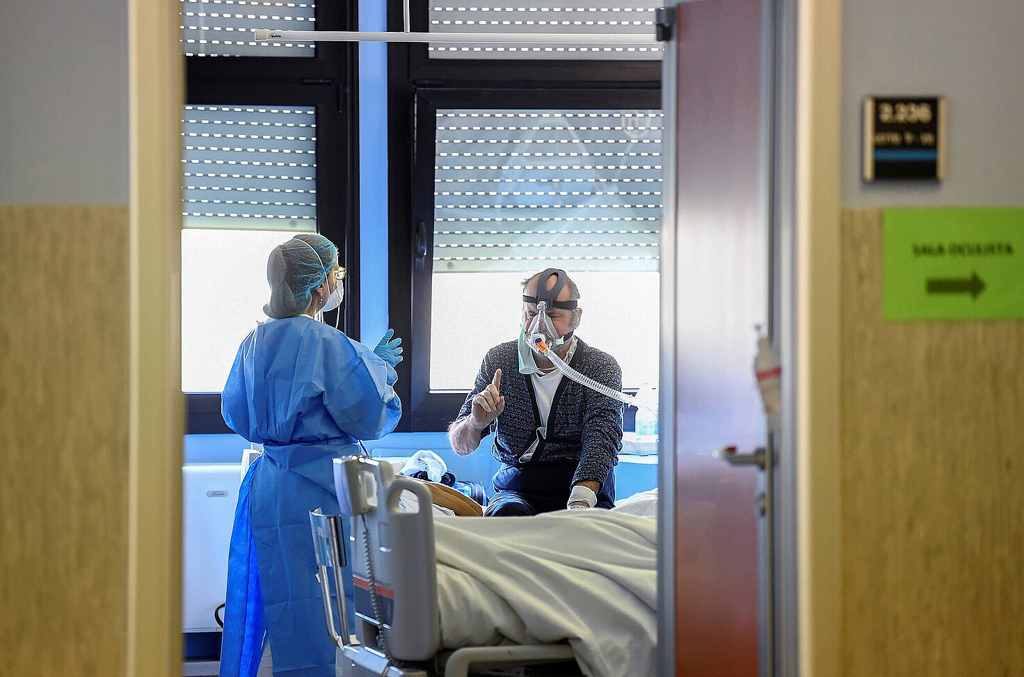 Un sanitario atiende a un paciente que padece la enfermedad por coronavirus (COVID-19) en una unidad de cuidados intensivos en el hospital Oglio Po...