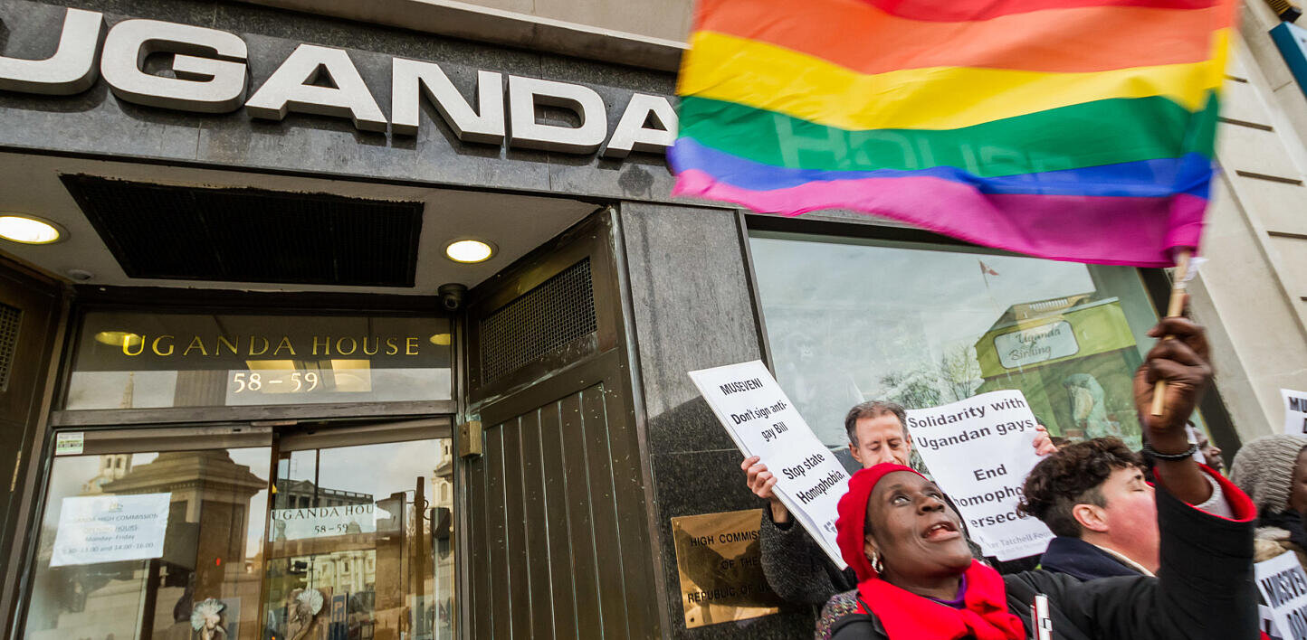 Protesta por los derechos LGBTI en Uganda frente al consulado de Londres