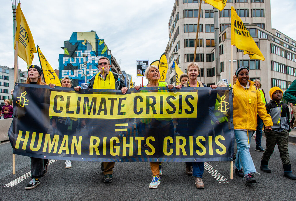 Activistas de Amnistía Internacional reclaman medidas para frenas el cambio climático. 