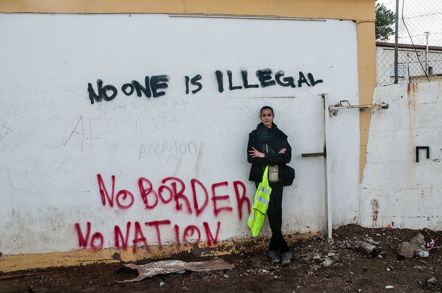 Pintada sobre la pared que pone "ninguna persona es ilegal"
