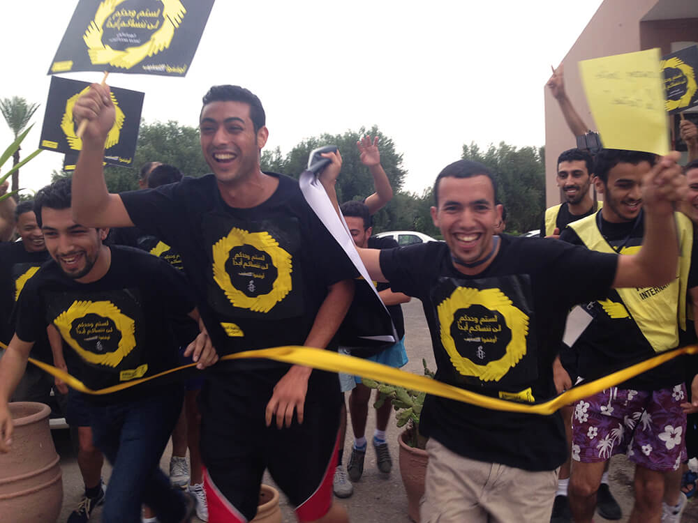 Activistas de Amnistia Internacional corren contra la tortura en un acto celebrado en Marruecos. 