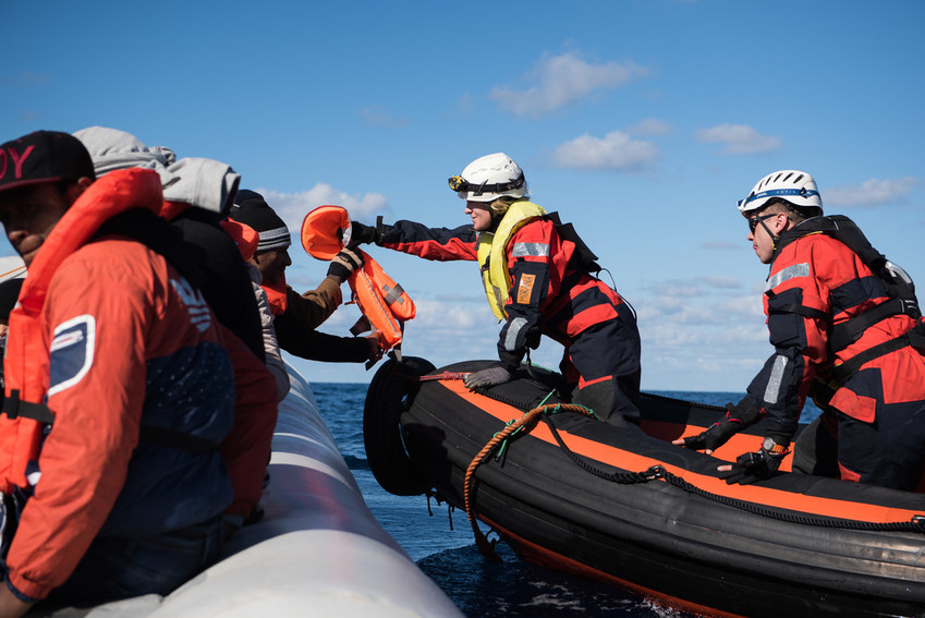Morana Dagorova entrega chalecos salvavidas a las personas a bordo de la lancha rescatada. El 22 de diciembre de 2018, la tripulación de Sea-Watch...