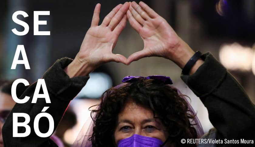 SE ACABÓ. Una mujer hace un gesto feminista con las manos