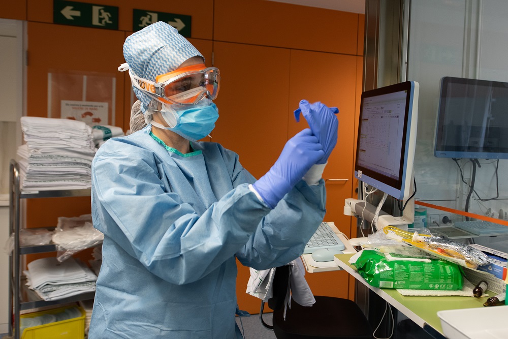 Una trabajadora sanitaria realiza pruebas del coronavirus en una clínica de Barcelona, ​​el 23 de marzo de 2020.