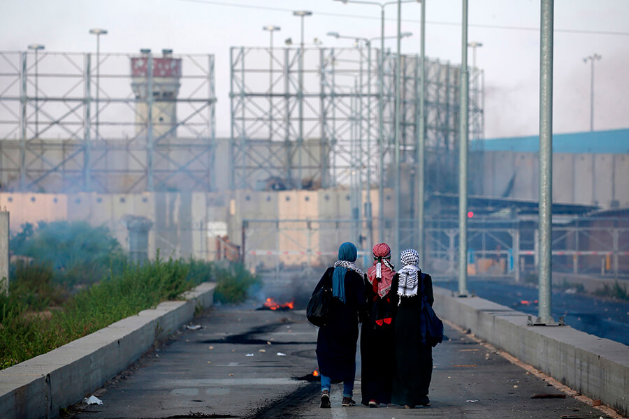 Varias mujeres palestinas caminan juntas
