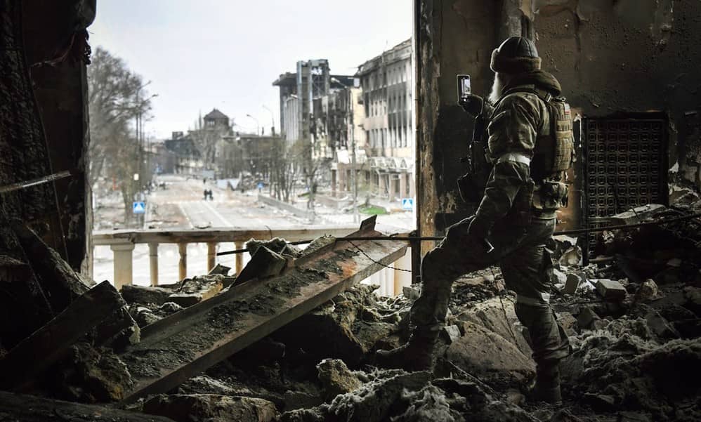 Un soldado ruso patrulla en el teatro de Mariupol, bombardeado el pasado 16 de marzo de 2022