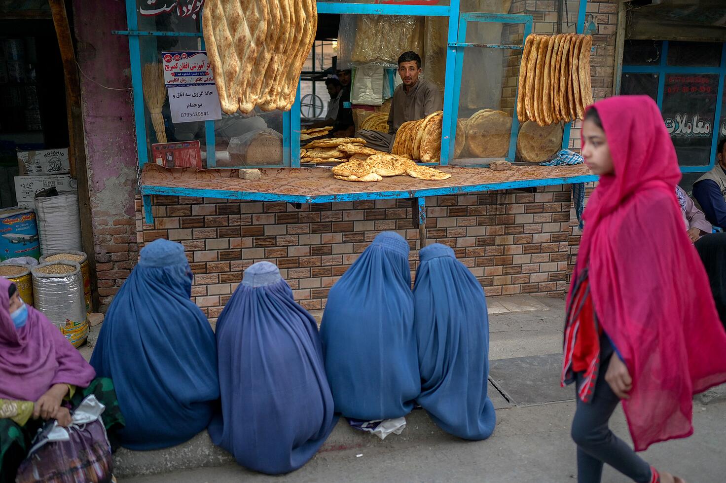 Un grupo de mujeres afganas en el mercado de Kabul