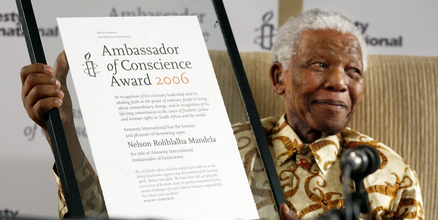 Nelson Mandela recibe el Premio Embajador de Conciencia de Amnistía Internacional, en Johannesburgo, Sudáfrica