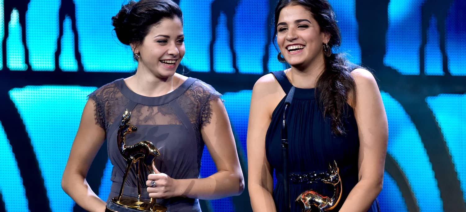 Yusra y Sarah Mardini reciben el premio "Bambi" en la categoría "Héroes silenciosos" en Berlín, Alemania