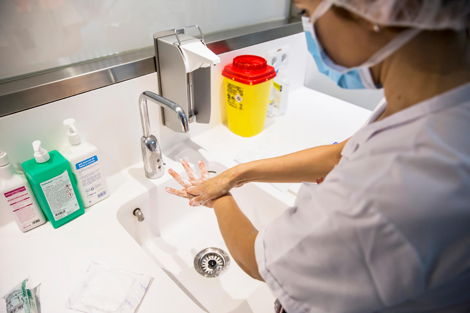 Una enfermera se lava las manos