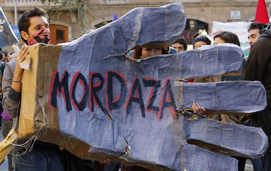 Manifestante contra la Ley Mordaza que porta una pancarta