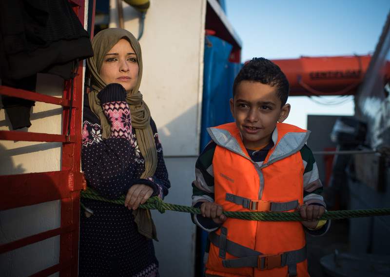 Una mujer y un niño esperan a bordo del barco de rescate Sea-Watch 3, abandonado a su suerte en el mar durante 19 días.