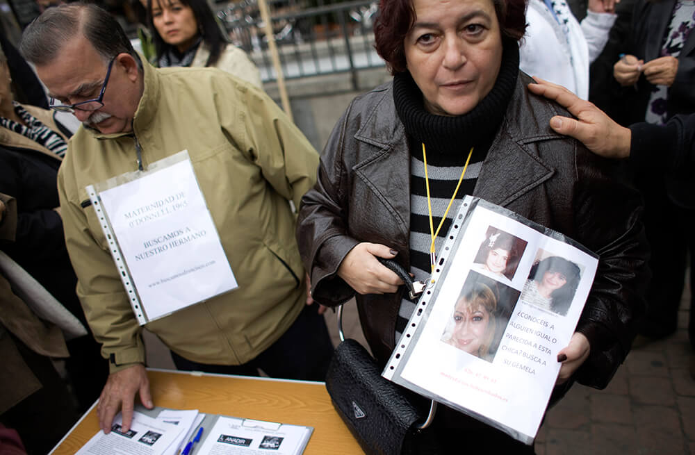 Decenas de personas participan en una concentración contra las adopciones ilegales en Madrid el 9 de noviembre de 2011. Cientos de mujeres...