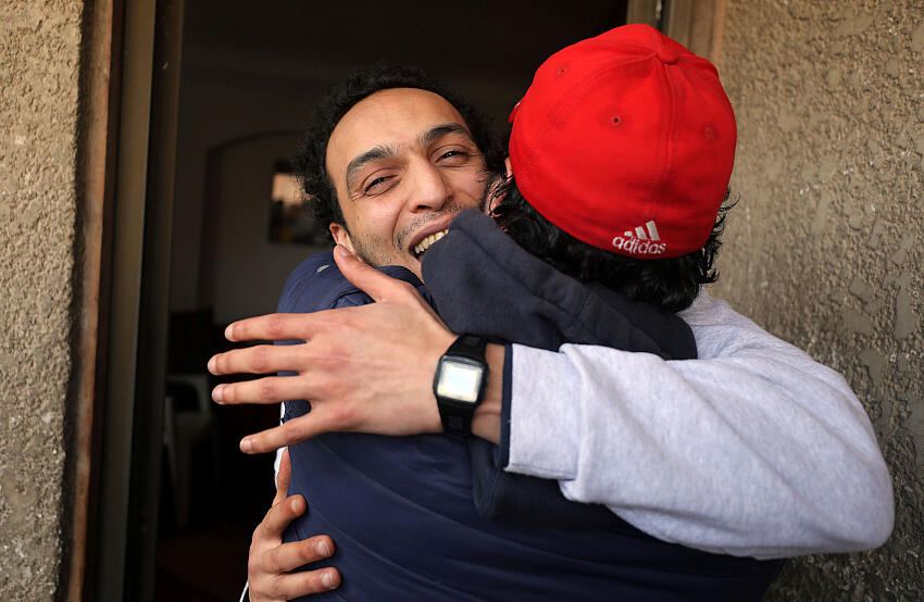 El galardonado fotógrafo egipcio Mahmoud Abu Zeid, también conocido como Shawkan, es abrazado por un amigo después de su liberación. En el Día Internacional del Beso, Amnstía se congratula de la liberación del fotógrafo egipcio que fue caso de la organización