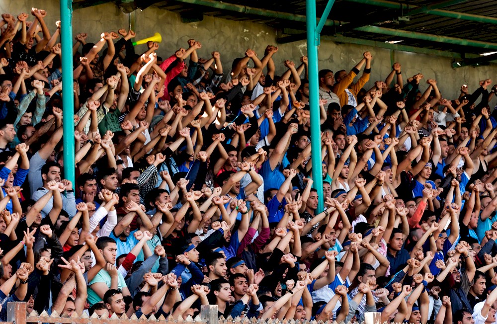 Fans del club de fútbol Shabab Rafah de Gaza cruzan los brazos en solidaridad con los presos palestinos en huelga de hambre. 