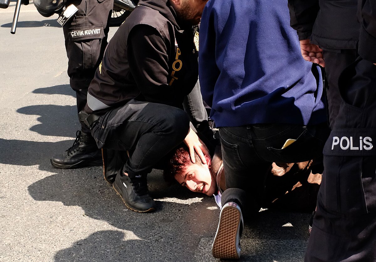 Detención de un manifestante en la plaza de Taksim el 1 de mayo de 2023