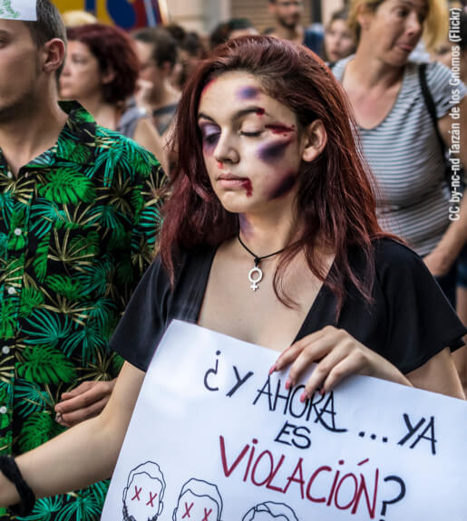 Mujer en manifestación contra la libertad de los violadores de "La Manada"